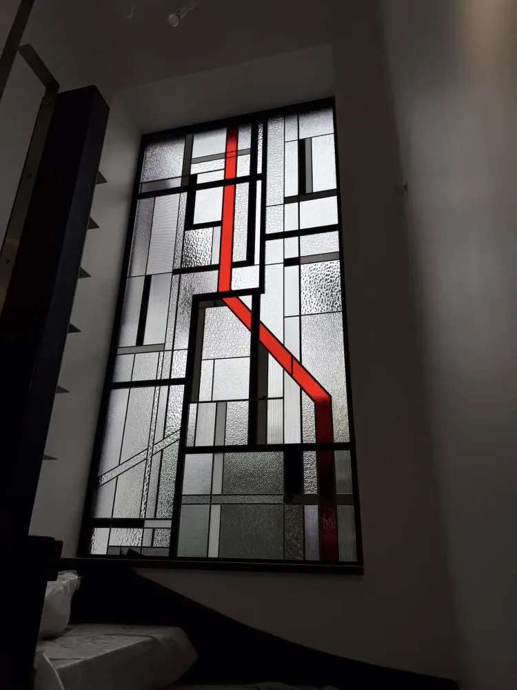 Vitraux noir et rouge